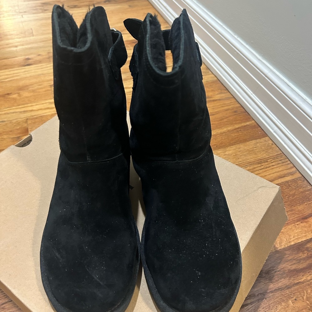 UGG Australia Remora Bootie, black, 8 womens, great condition, original box